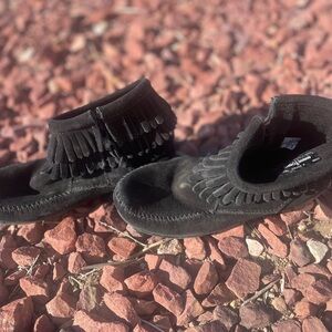 Minnetonka Kids Black Fringe Moccasins